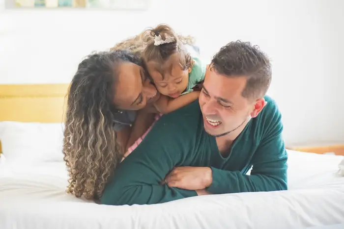 Familia sonriendo en casa