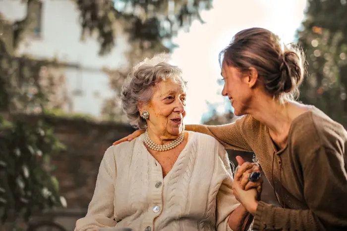 Hija abrazando a su mamá en el jardín